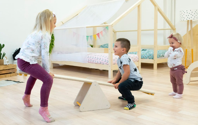 Montessori preliezačky do detskej izby - prečo sú dôležité a ako na nich s dieťaťom tráviť čas?