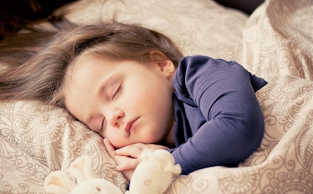 Ako naučiť svoje dieťa spať samé a celú noc?