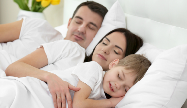Trend Co-sleeping: Ako sa pripraviť na spoločné spanie s dieťaťom?
