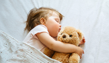 Ako s pokojom a trpezlivosťou naučiť dieťa spať samo vo svojej izbe?
