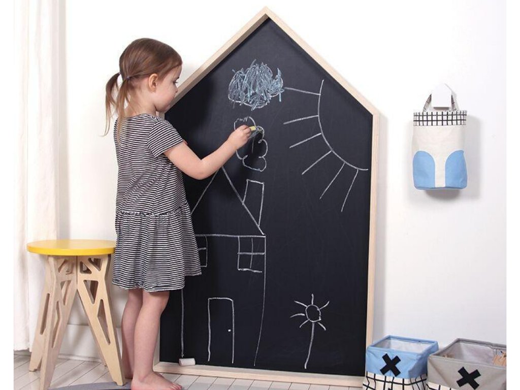 Detská kriedová tabuľa v tvare domčeka