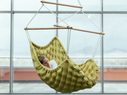 Závesné hojdacie kreslo s mážnymi loptičkami SWINGY IN do bytu aj na terasu