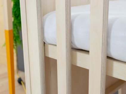 Detská postieľka SLEEPY s nastaviteľnou výškou roštu a plnými čelami