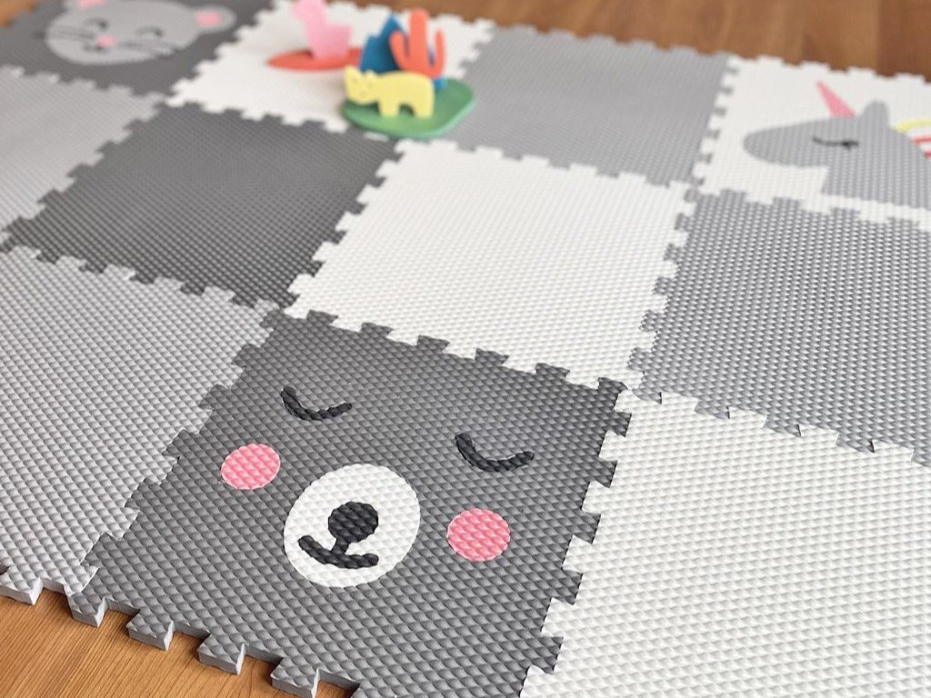 Dvanásťdielna puzzle podlaha do detskej izby ŠEDÁ