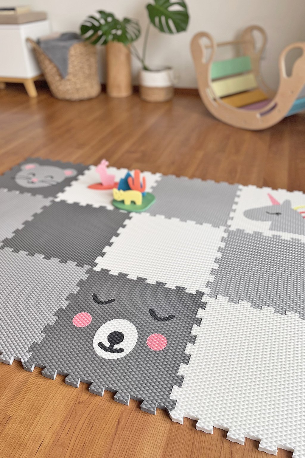 Dvanásťdielna puzzle podlaha do detskej izby ŠEDÁ