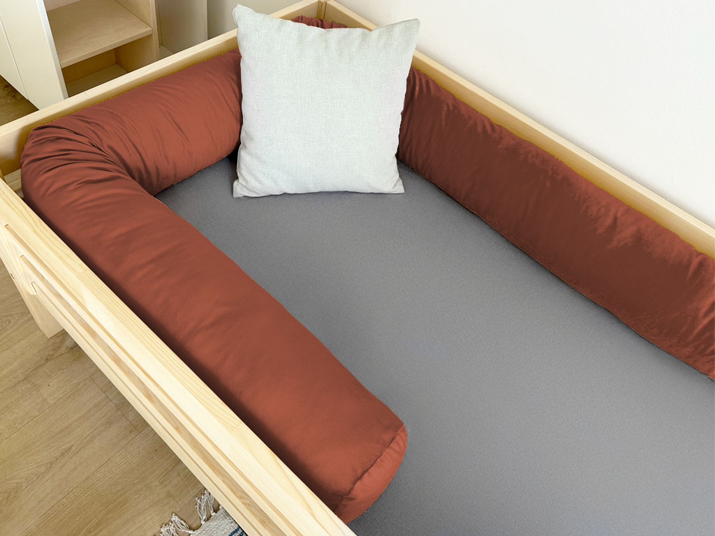 E-shop Zamatový mantinel do detskej postele v tvare valca Zvoľte farbu: Tehlová, Zvoľte dĺžku: 360 cm