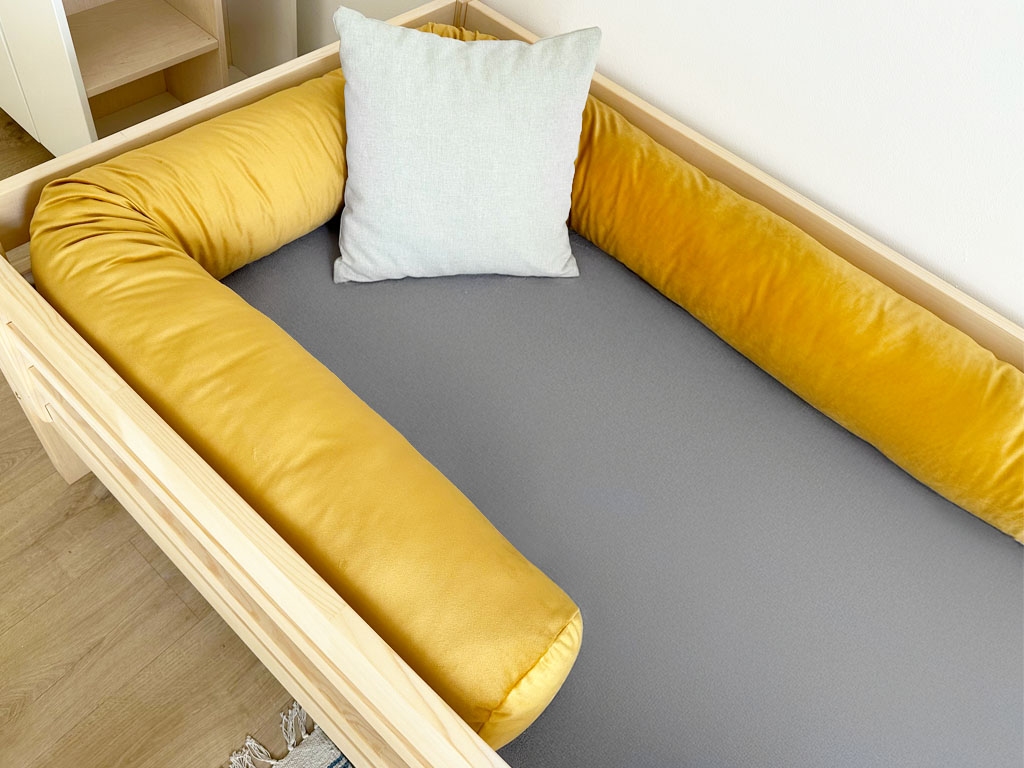 E-shop Zamatový mantinel do detskej postele v tvare valca Zvoľte farbu: Horčicová, Zvoľte dĺžku: 360 cm