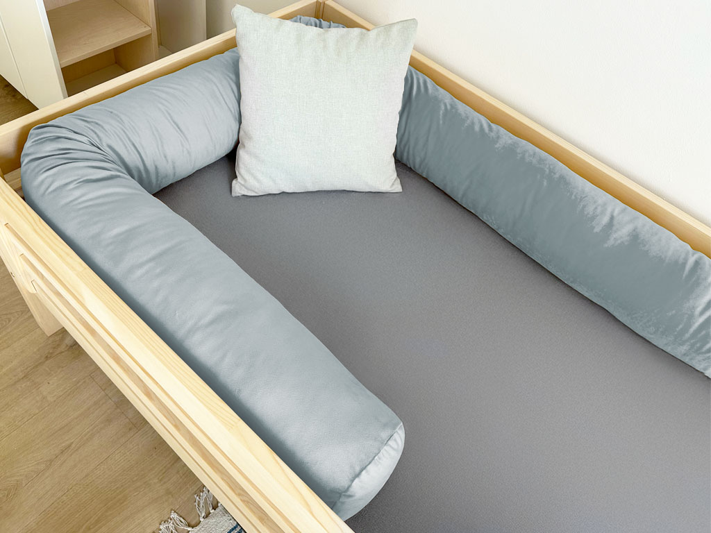 E-shop Zamatový mantinel do detskej postele v tvare valca Zvoľte farbu: Svetlosivá, Zvoľte dĺžku: 360 cm