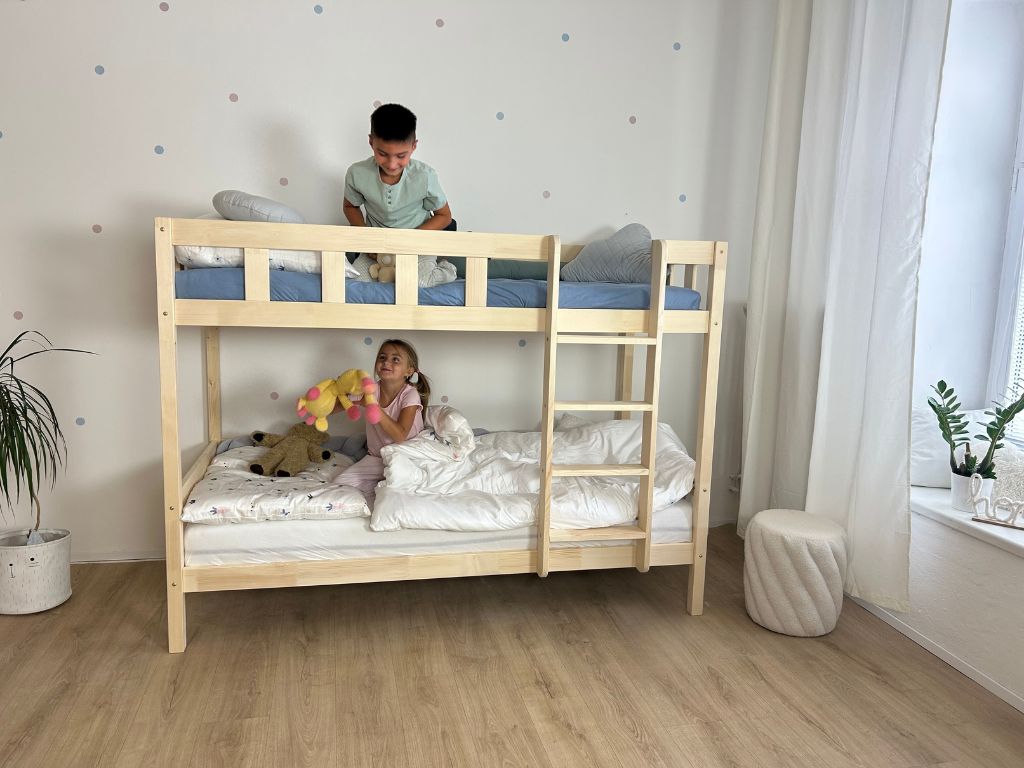 Benlemi Poschodová posteľ PLOTTY s rebríkom 90x200 cm Zvoľte farbu: Nelakovaná, Zvoľte šuplík: Bez šuplíka, Zvoľte stranu: Vpravo