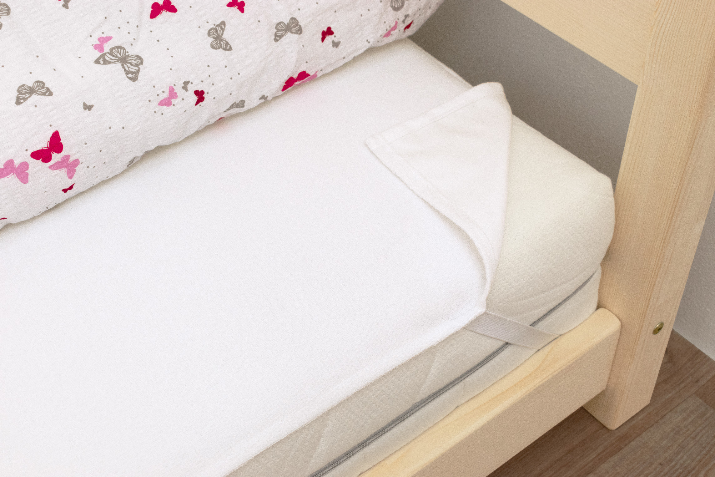 Benlemi Štartovacia sada do detskej postele; zimná perina a vankúš + biele prestieradlo + chránič matraca Zvoľte rozmer: 90 x 190 cm
