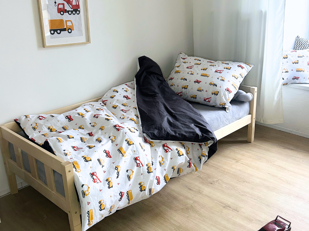 Benlemi Sada posteľnej bielizne; bavlnené obliečky AUTÁ + svetlosivé jersey prestieradlo + chránič matraca Zvoľte rozmer: 90 x 200 cm