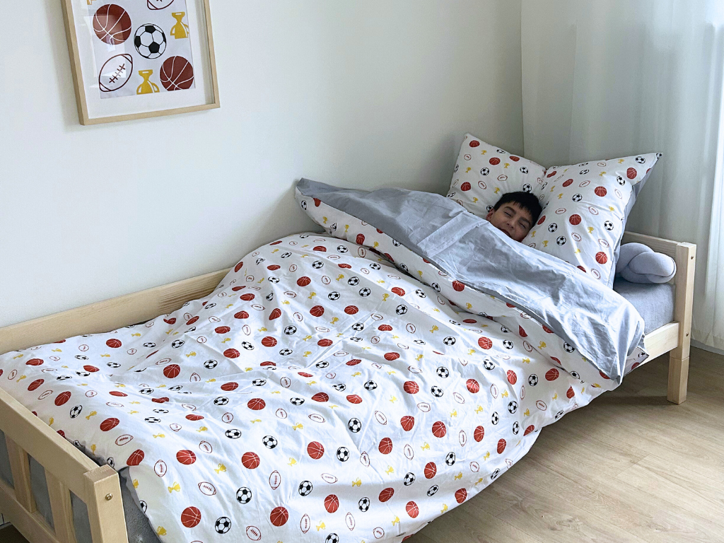 Benlemi Sada posteľnej bielizne; bavlnené obliečky LOPTY + horčicové jersey prestieradlo + chránič matraca Zvoľte rozmer: 80 x 200 cm