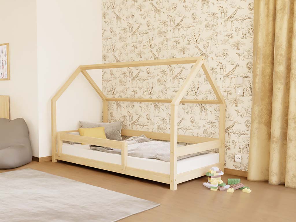 Benlemi Detská posteľ domček LUCKY s bočným štítom Zvoľte farbu: Nelakovaná, Zvoľte rozmer: 90x200 cm, Zvolte zábranu: S prednou zábranou