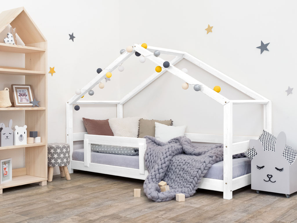 Benlemi Detská posteľ domček LUCKY s bočnicou Zvoľte farbu: Nelakovaná, Rozmer: 90 x 180 cm