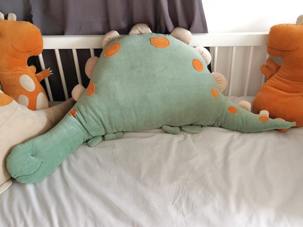 E-shop Detský plyšový vankúš a ochranný mantinel 2v1 DINOSAURUS Zvoľte farbu: Zelená