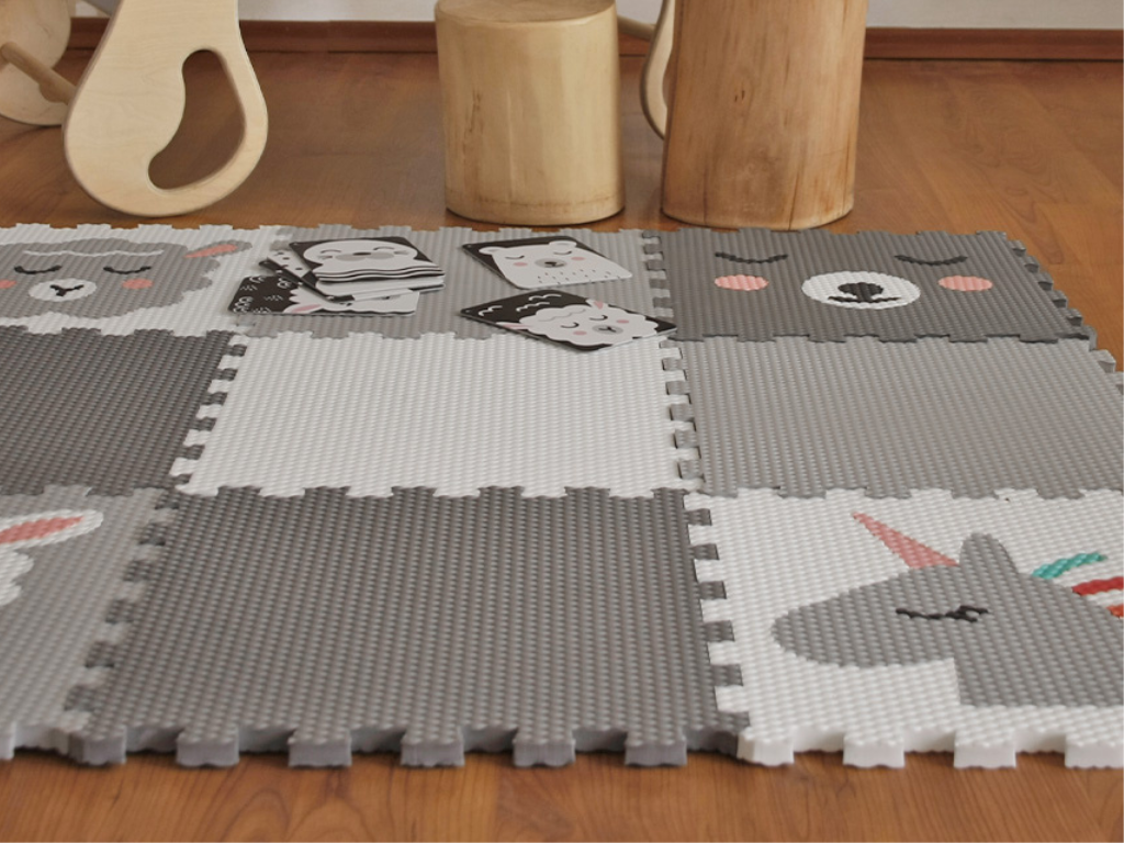 Penová podlaha puzzle 12 dielov SIVO-BIELA so zvieratkami