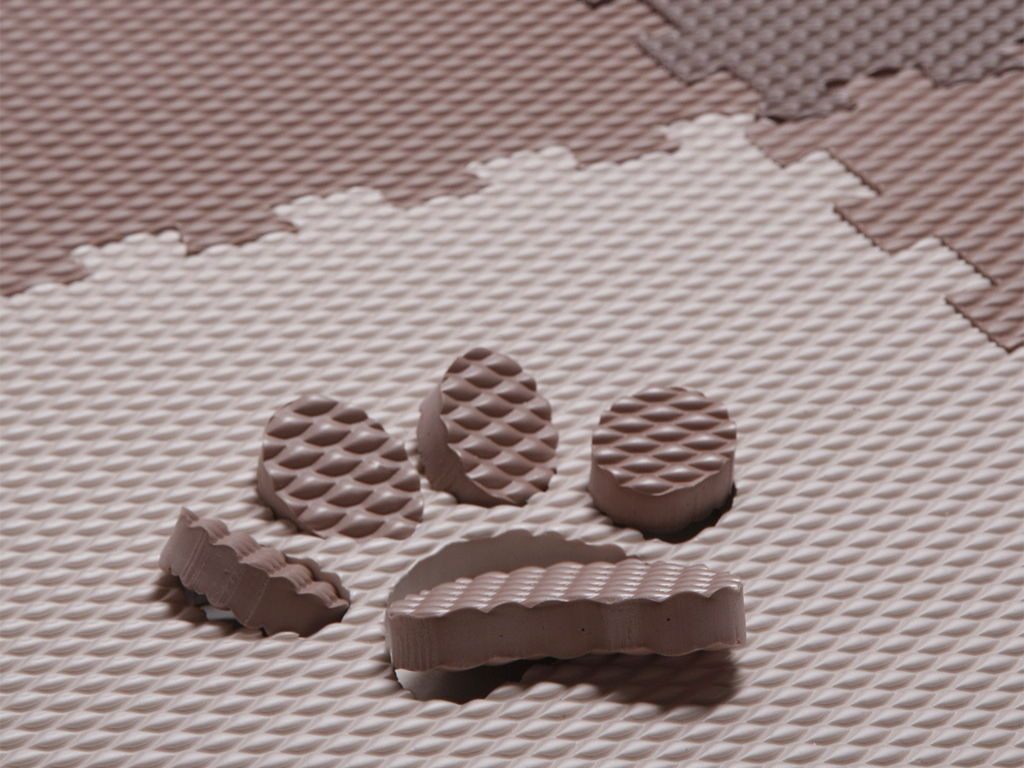 Penová puzzle podlaha 12 dielov TLAPKY A MEDVEĎ do detskej izby