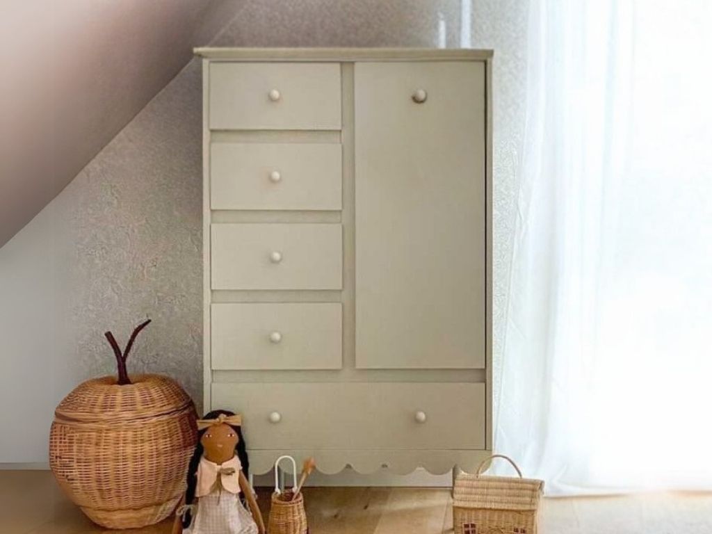 E-shop Vysoká úložná komoda do detskej izby BABUSHKA olivová